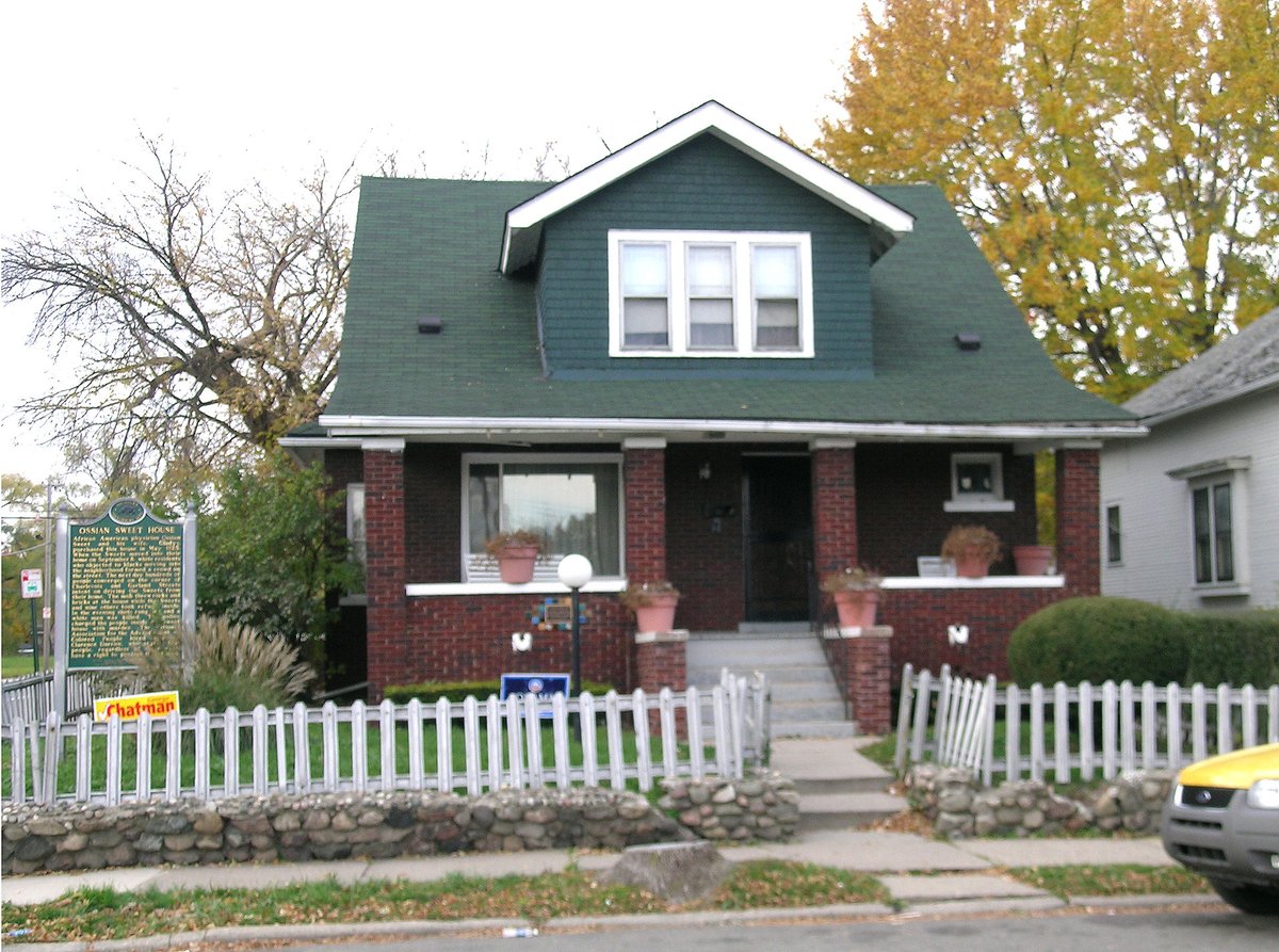 A terrible example of this comes from 1925, an African American physician  #OssianSweet, found his home on surrounded by an angry mob; a neighborhood where he was the most affluent, the resentment from his neighbors that a black man had infiltrated, caused hate and violence. 3/n