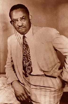 A terrible example of this comes from 1925, an African American physician  #OssianSweet, found his home on surrounded by an angry mob; a neighborhood where he was the most affluent, the resentment from his neighbors that a black man had infiltrated, caused hate and violence. 3/n