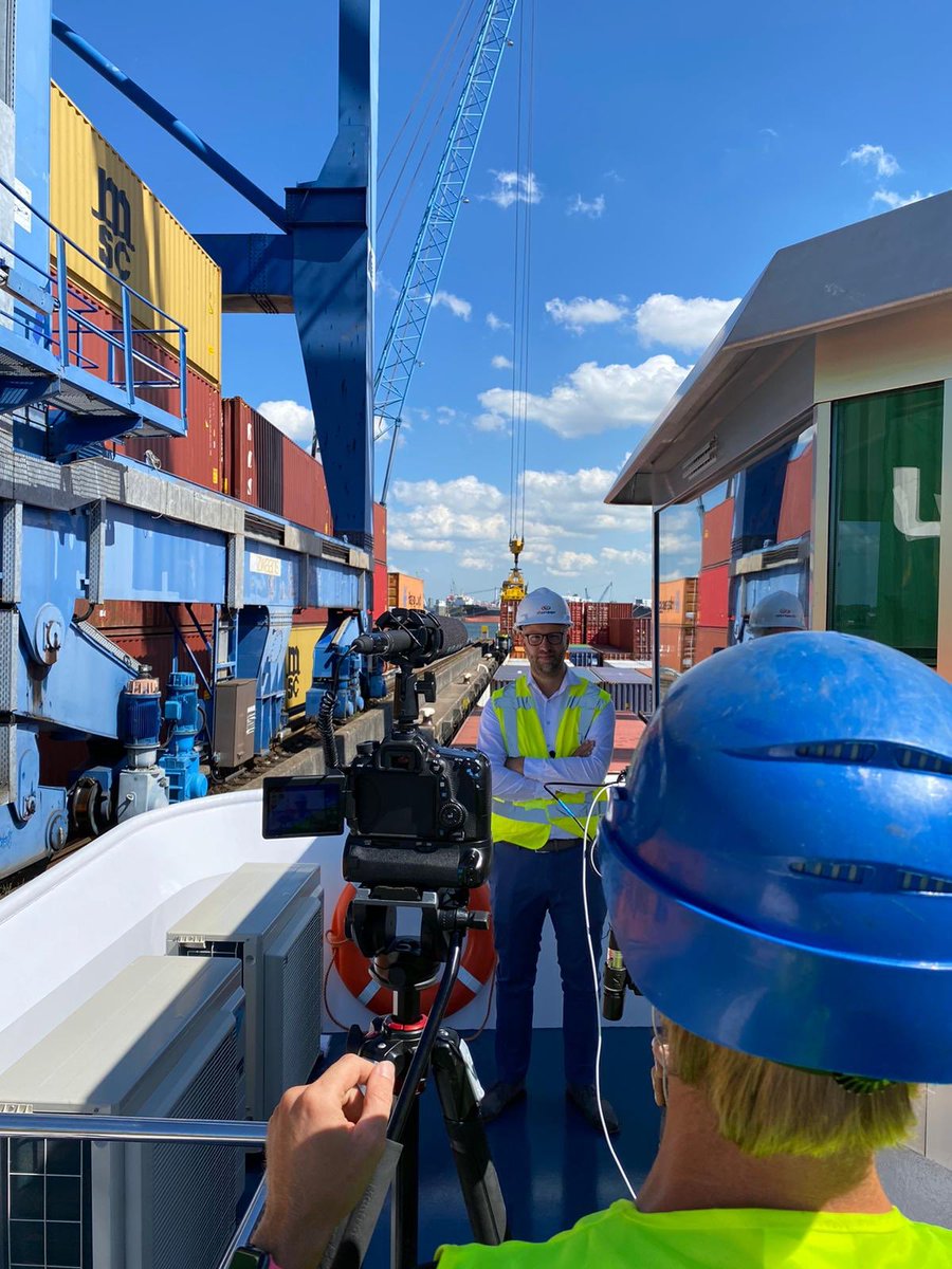 Vandaag hadden we een draaidag (op 1,5m) aan boord van MS Initia voor de <a href="/ConnektNL/">Connekt</a> film “Go Off-Road” starring <a href="/WAALHAVENcntrs/">Waalhaven Group</a>, <a href="/EGSsynchromodal/">EGS</a>, #Almatis en <a href="/DanserGroup/">DANSER GROUP</a>. Waarom kiezen verladers voor Off-Road mogelijkheden? 🎥  🎬