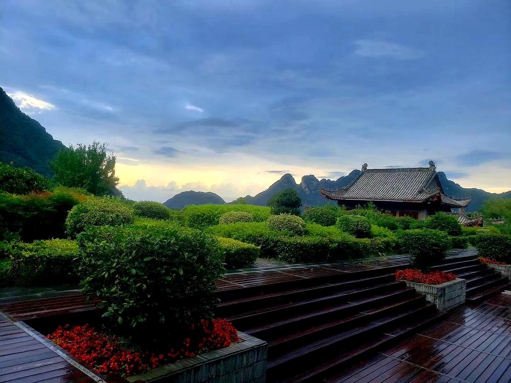 A beautiful evening in Wudang earlier today, a wonderful photo from Shifu Chen Lisheng...

I miss this magnificent setting! 

☯️ 🙏 ❤

#Wudangshan #Wudang #wudangmountains #chinatravel #Taoism #Dao #Tao #wudanggongfu
#taiji #chenlisheng #xuanwupai #playtaiji #ruyischool