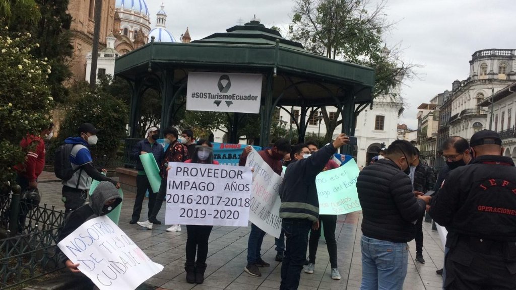 radio_pichincha's tweet photo. 🔴#ATENCIÓN | En #Guayaquil y #Cuenca, los proveedores del Estado también realizan un plantón para exigir el pago de sus servicios, por parte del Gobierno.  #LaPichinchaEsMía https://t.co/INbxwmy48L