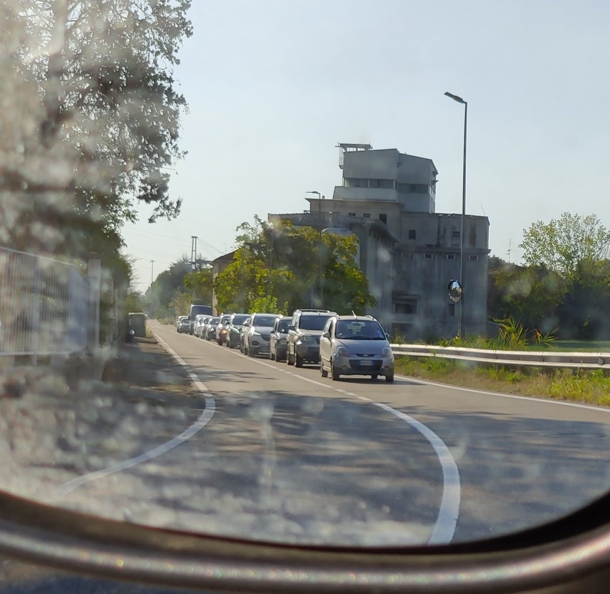 damidalla's tweet photo. Ennesima chiusura del passaggio a livello di Via Volturno (Parma) per 25 minuti (ed è ancora in corso). @fsitaliane non ci si può organizzare meglio? In caso di emergenza la situazione è tragica! @PM_Parma @ComuneParma https://t.co/1Ogk3puyhY