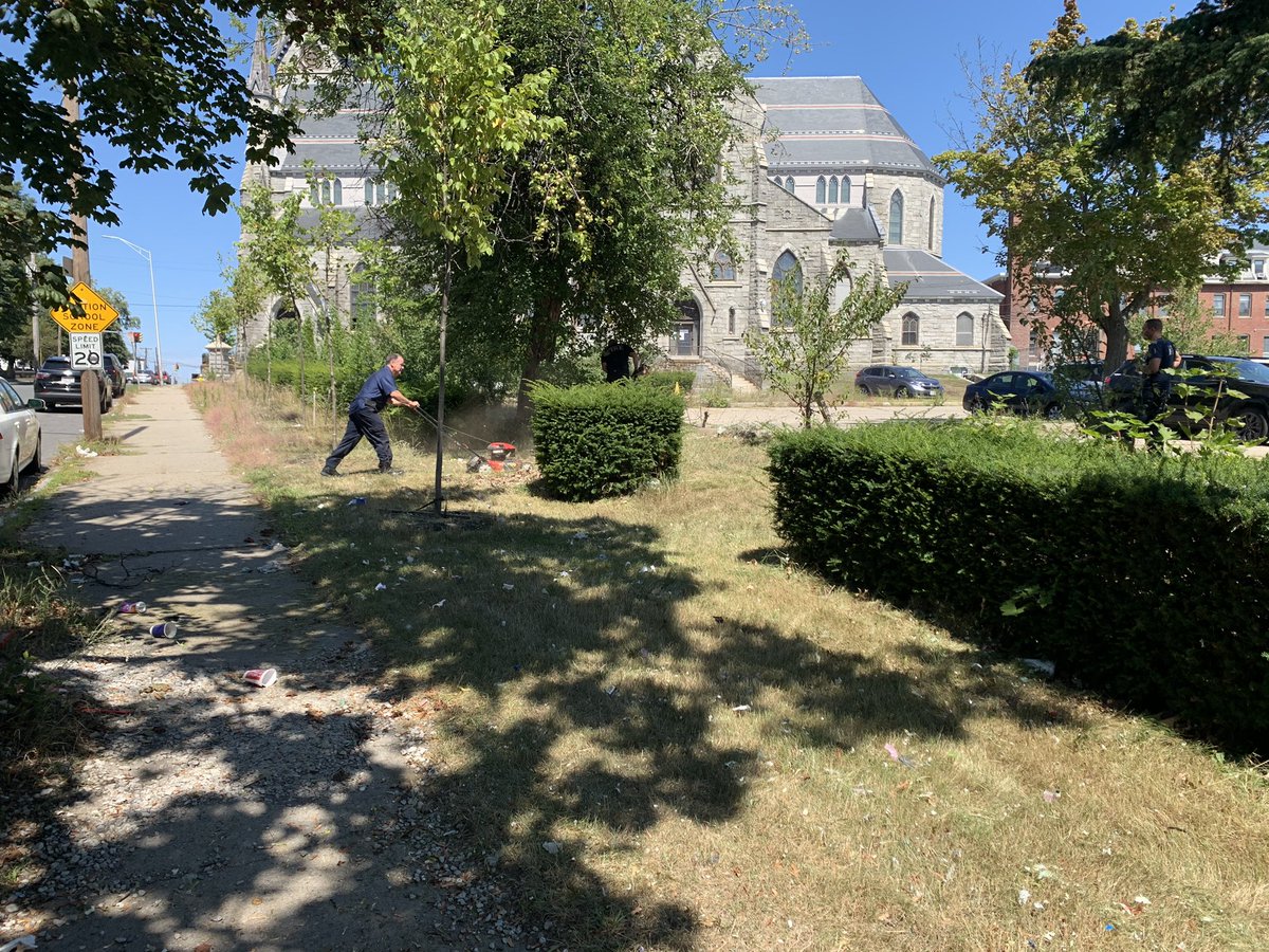 brahp's tweet image. Lawrence G3 cleaning up the neighborhood. Deputy McInnis leading the charge. LFD