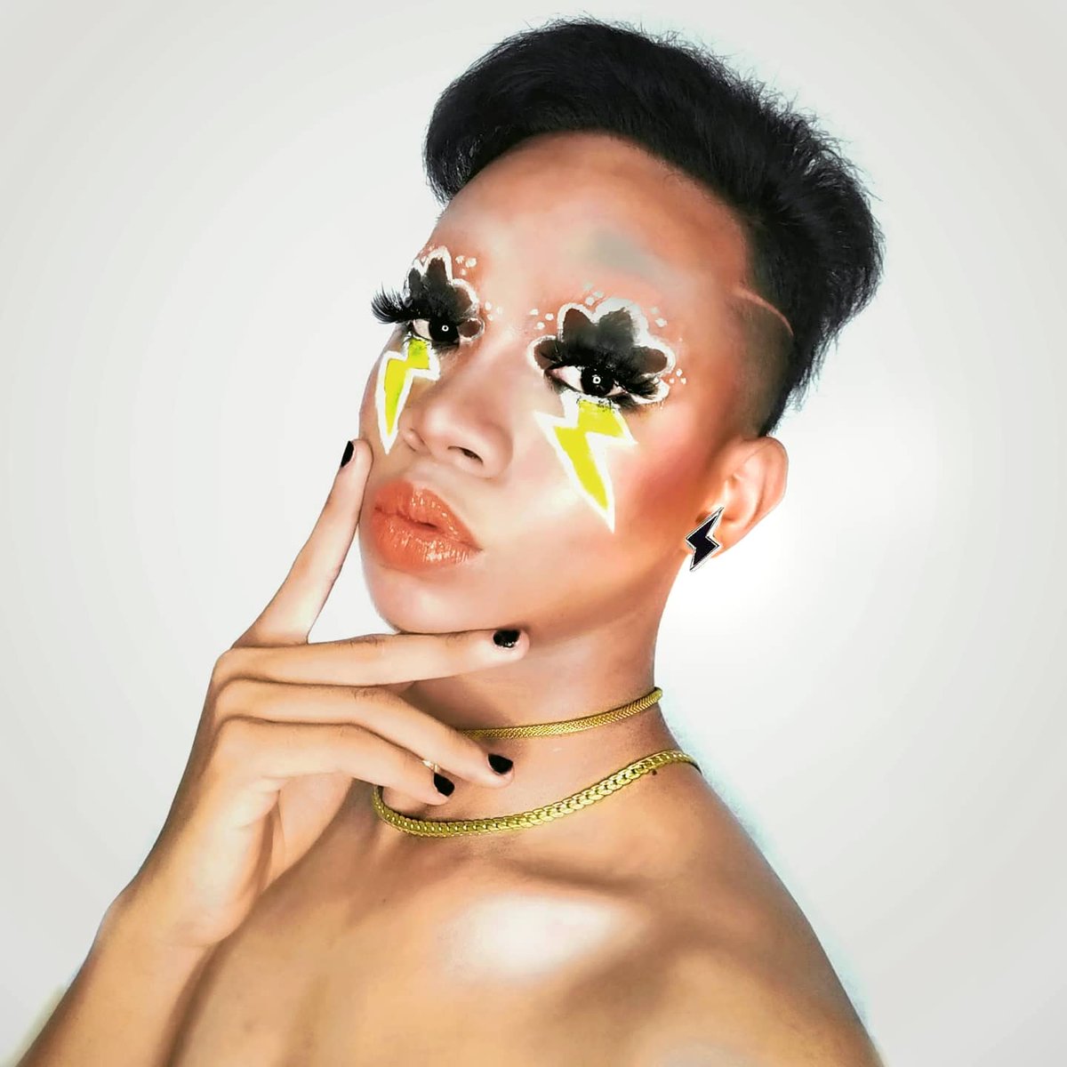 DarellRamiscal's tweet photo. ๐๐๐๐๐๐๐๐๐๐๐๐๐! ๐ฉ๏ธ๐คโก
#anastasiabeverlyhills #norvina #morphebabe #glamboyz #carelinegang #makeupcreators #colourpop #makeup #beauty #creativemakeup #boyinmakeup #jamescharles #brows #jeffreestarcosmetics #makeup #makeupideas #makeuptransformation https://t.co/d44uzm9fuH