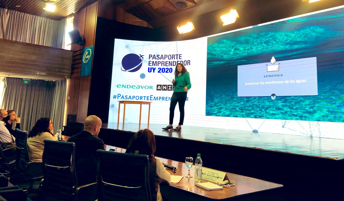 ANIIuy's tweet image. Claudia le explica al jurado el trabajo que hacen en @HidroData, una solución integral personalizada para el monitoreo y relevamiento a distancia de las aguas. #ProyectoANII #PitchCompetition #PasaporteEmprendedor