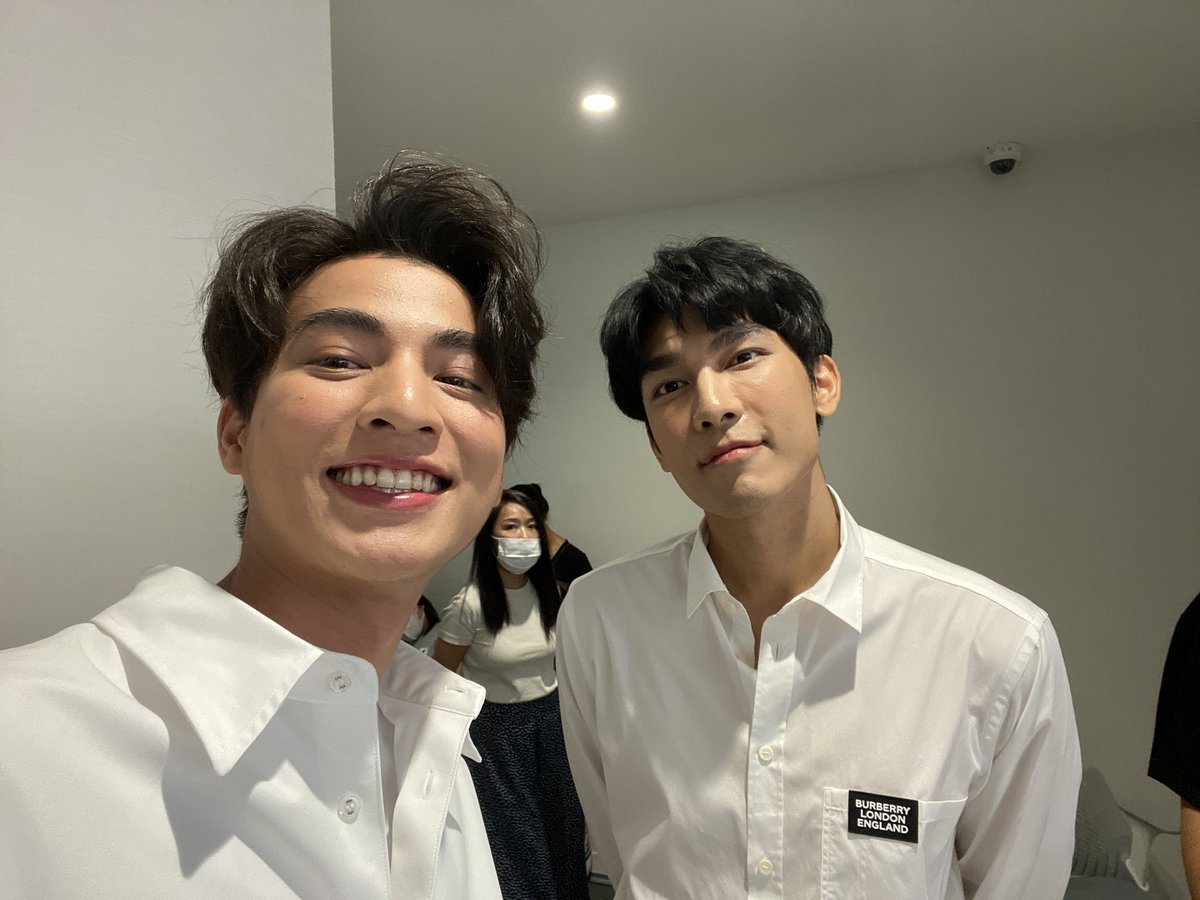 formyboss_'s tweet photo. MewGulf are the cutest boyfriends with the cutest selfies 💛💛 good morning! https://t.co/1Lrxzt2ejE