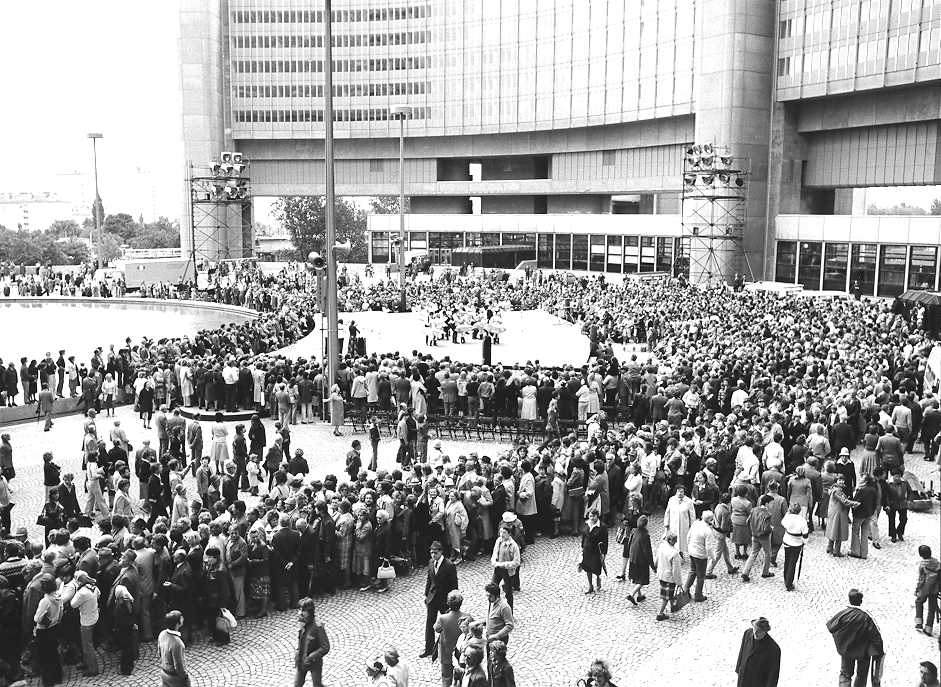 UN_Vienna's tweet photo. 🗓#OnThisDay 41 years ago, the Vienna International Centre was opened and #UNVienna became the 3rd headquarters of the United Nations. 
Today around 5,000 employees from more than 125 countries work at UNO-City marking 4 decades of diplomacy. 
@UNODC @iaeaorg @UNIDO @ctbto_alerts https://t.co/5hA3BX0wd6