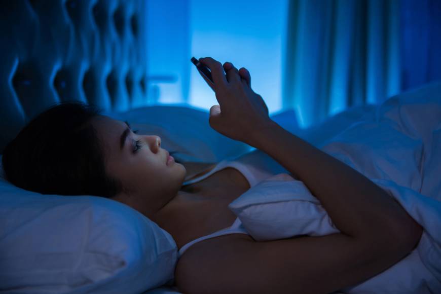 SweetmanRobert's tweet photo. If you wake up exhausted, your gadgets might be to blame!
Blue light from our screens are the silent killers of a good night’s rest.
#existtribe #wellness #wellbeing #sleepscience #neuroscience #sleepexpert #sleeptalks #sleepcycle #bluelight #circadianrhythm #gadgets #tech https://t.co/OsO1Aaha47