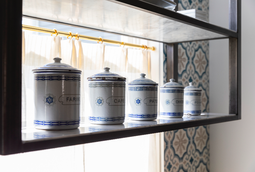 billstubbsMOL's tweet photo. Do you avoid open shelves due to the fear of clutter? The winning combination to creating a tasteful display is mixing your kitchen essentials with chic décor accents to make your shelves aesthetically pleasing and practical. https://t.co/rxxiaAO2i9