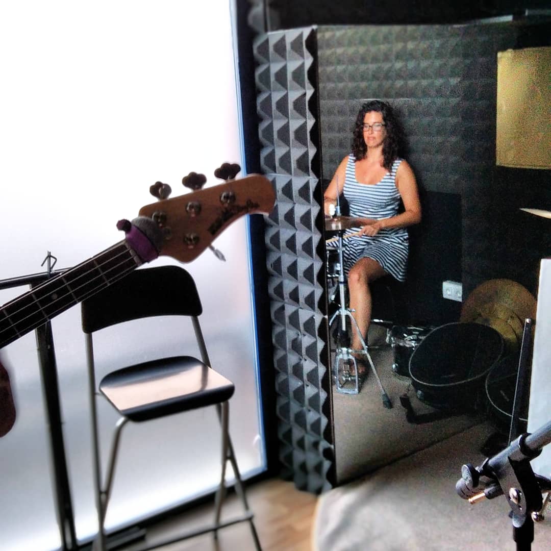 InnFlying's tweet photo. En las audiciones para bajista. @Fatnalogy se cuela en el puesto de nuestro batería. The Flying Inn is back, babies! https://t.co/nLfuj3FHJc