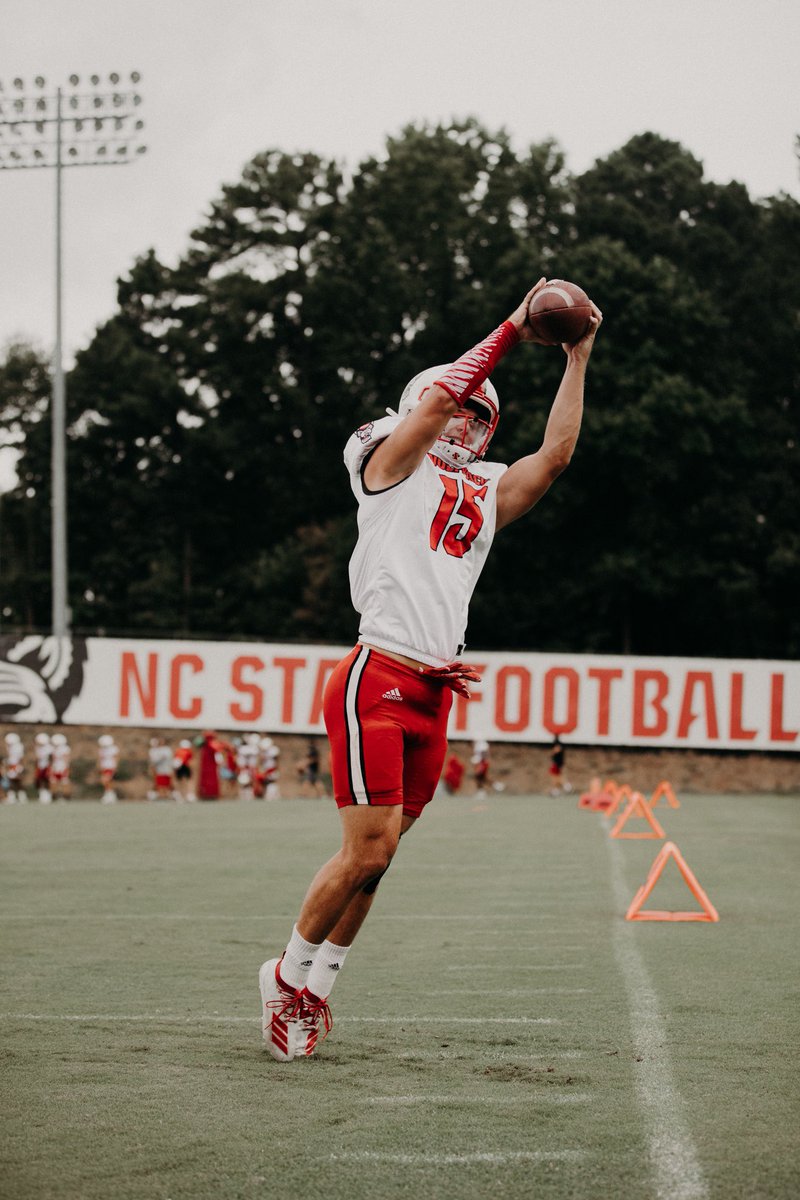 PackFootball's tweet photo. 👀 on the 🏈 

#HTT https://t.co/fdXOlCC7OA