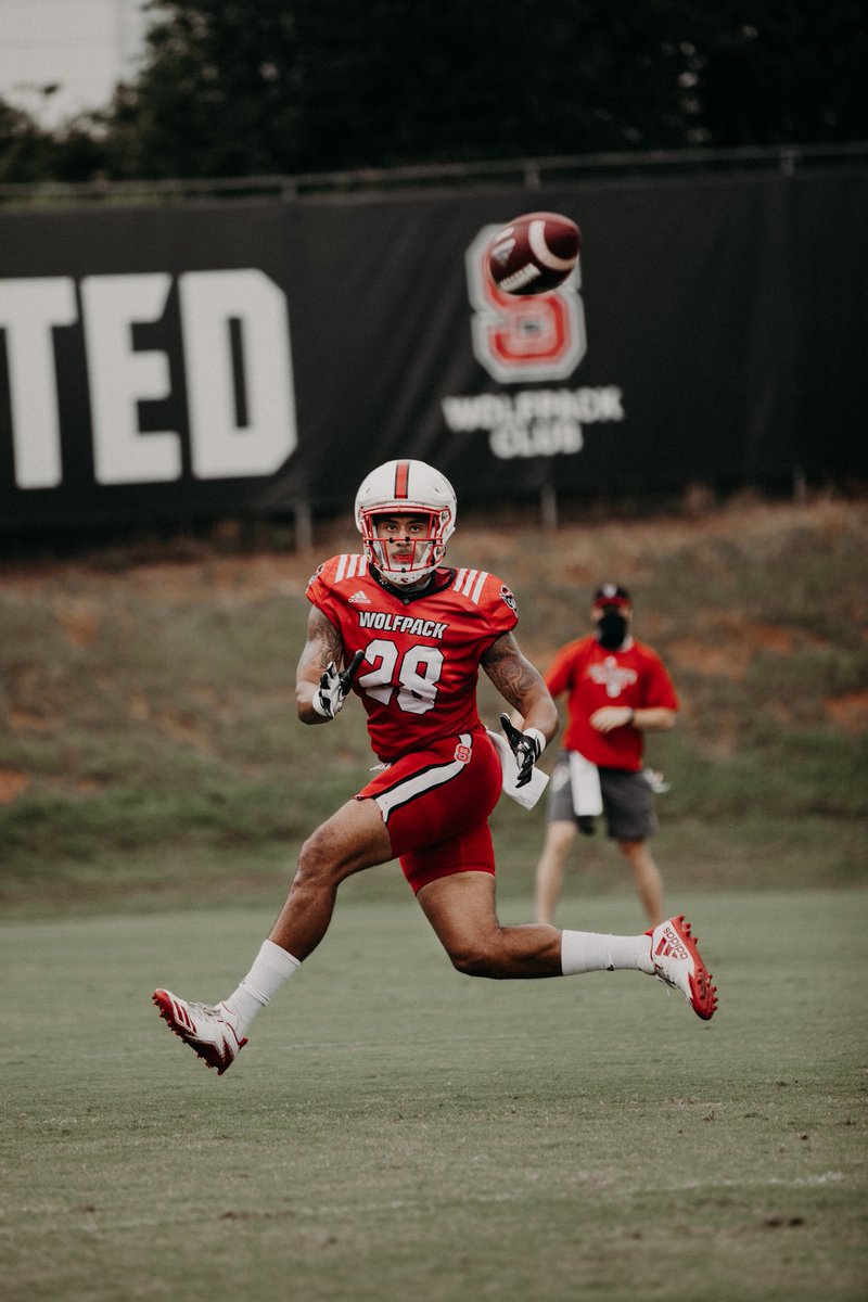 PackFootball's tweet photo. 👀 on the 🏈 

#HTT https://t.co/fdXOlCC7OA