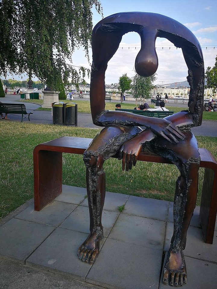 العمل لا يقتل مهما كان شاقاً وقاسياً،
ولكن الفراغ يقتل أنبل ما في الإنسان❕