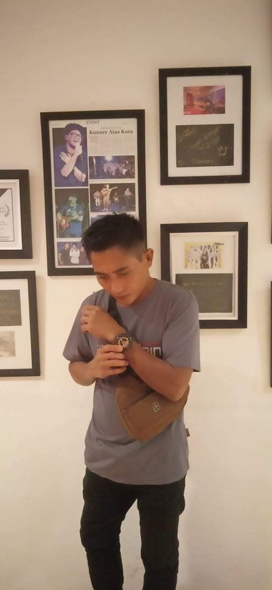 Dapat gaji .lansun ke cafe.cumn satu kali aja kesana haahhaaahaa .
Sabar aja la.mumpun ada uang .