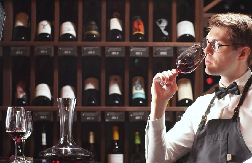 RT <a href="/BodegasBaigorri/">Bodegas Baigorri</a>: Sumiller... ¿qué es y en qué se diferencia de un enólogo? Descúbrelo en este artículo de <a href="/vinetur/">Vinetur</a> 👉 ow.ly/dGJt50APZBm

#Wine #Sumiller #Enólogo #WineLovers