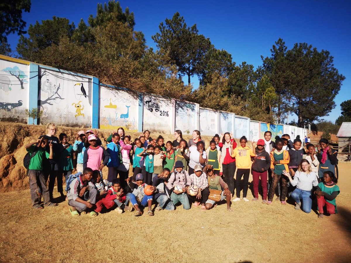 MRIF_Quebec's tweet photo. Ce #VendrediFranco 🌏, Aurélie nous partage son expérience unique à #Madagascar en tant que participante au programme @QSF avec l'organisme @LAMIEAIDEINTL, une aventure de partage et de découverte au sein de l’espace francophone!🇲🇬#francophoniedelavenir
➡️ https://t.co/KzUGOBbmDF https://t.co/aOZoXA0eZV