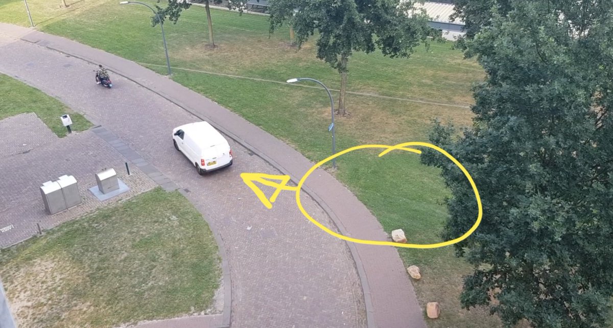 Net een heterdaadje gemist om vast te leggen maar zie de sporen van t busje nog in t groen op de sluiproute #Nonnenveld. "Rotsblokken? Ach, rijden we toch iets verder over t gras..." 
Kom op <a href="/breda/">Gemeente Breda</a> doe iets, hier spelen onze kinderen!!! Die paar blokken is een halve op lossing!!