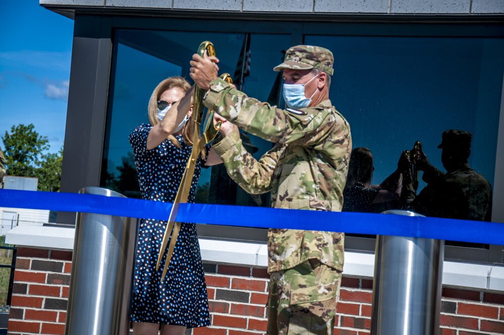 CTNationalGuard's tweet photo. Yesterday, the 103rd Airlift Wing celebrated the opening of their new main gate with a ribbon cutting ceremony. #ConnecticutsHomeTeam #FlyingYankees
https://t.co/J3uf6Nk6Zu https://t.co/VL3OZ295Sh
