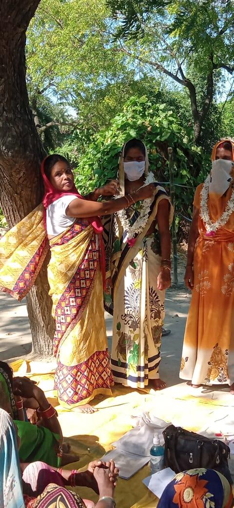 DaviMhila's tweet photo. आज दिनांक 21/8/20 को हरदोई विकासखंड  टोडरपुर की ग्राम पंचायत आलमनगर में नारी शक्ति महिला ग्राम संगठन का गठन किया गया जिसमें अध्यक्ष अनीता देवी सचिव नन्ही देवी कोषाध्यक्ष रिंकी देवी को नारी शक्ति महिला ग्राम संगठन आलमनगर का नियुक्त किया गया है https://t.co/HlH8KnyLMj