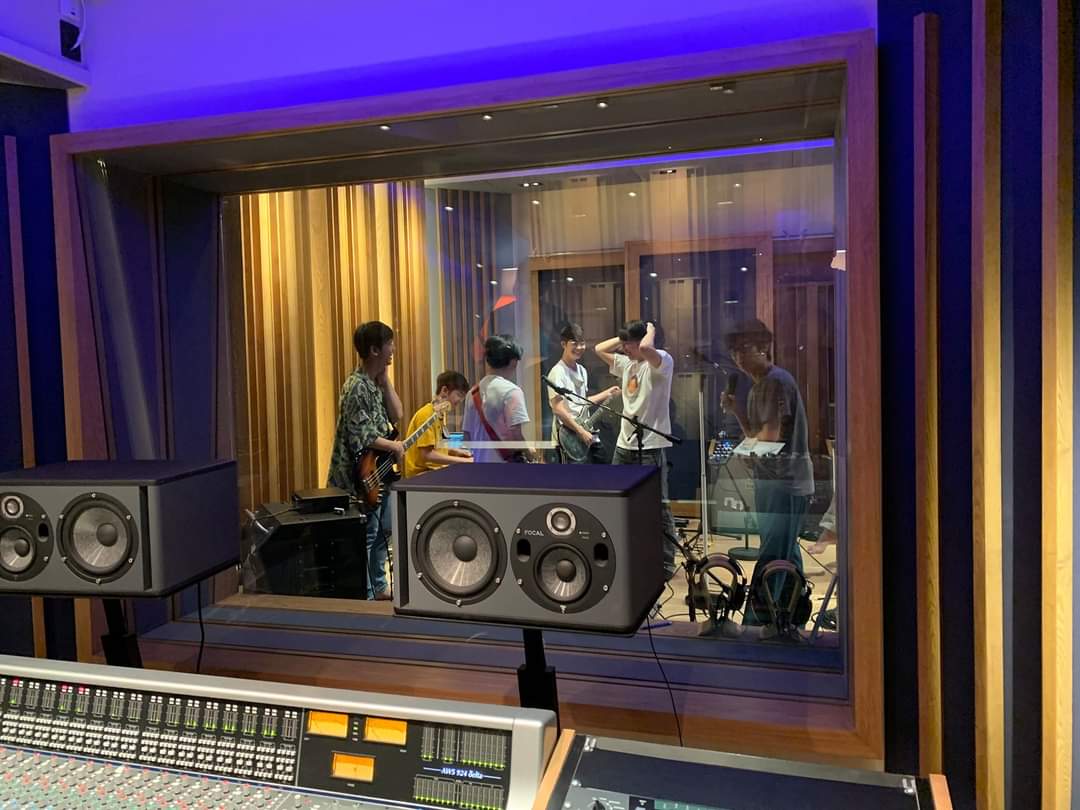 frontstwhome's tweet photo. Fools เกียมตัวรอเลยยยยยย :)
ตื่นเต้นนนน !!!!! 

Cr. @foolstepband
@BSittawee
#NewfolderLive #FoolStep 
#genienewfolder #genierecords
#Fools https://t.co/5ZT5RvVrFR