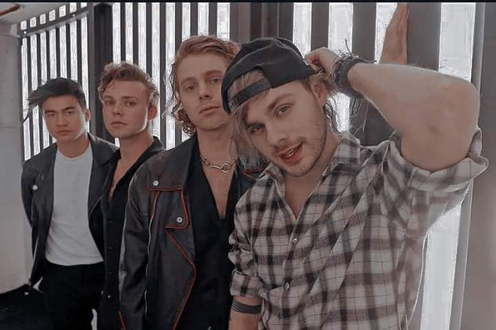starlucky777's tweet photo. Y si entre todxs nos unimos para hacer stream a CALM de 5SOS? , ellos son un grupo genial, tienen talento de sobra pero no son tan reconocidos pero realmente se lo merecen:( #DirectionersWithArmy https://t.co/Ypu2eRuwXU