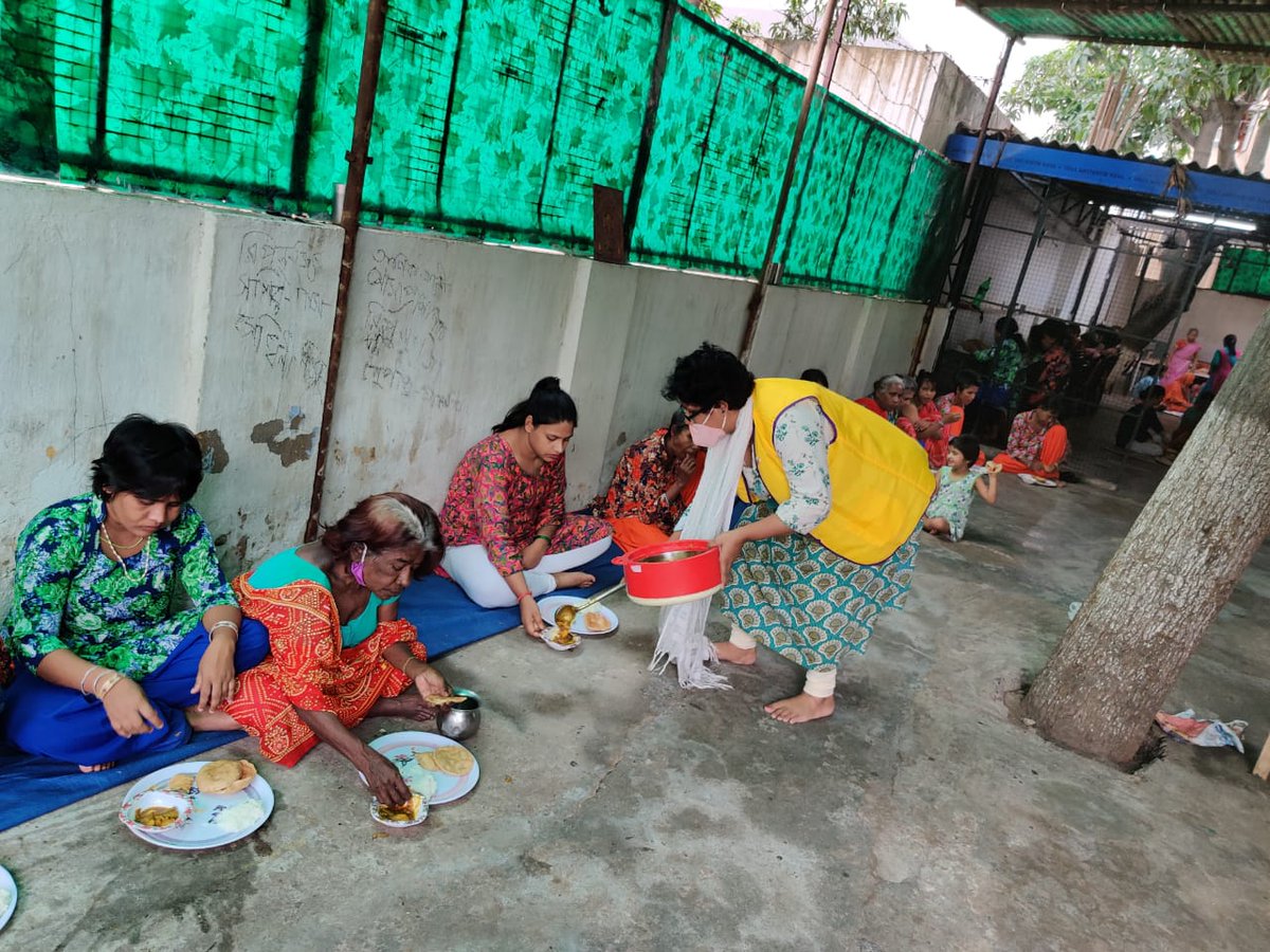 Jaeya_Mishr's tweet photo. #HungerReliefProject by #LionsPatnaFemina commemorating the sudden demise of Abhishek Jha , son of our Club member n treasurer Mala Jha. Lunch organised for 75 inmates of Shanti Kutir.God bless them all.May Abhishek's pious soul RIP .
@INCBihar @MahilaCongress @LambaAlka https://t.co/3wh4UU1Esx