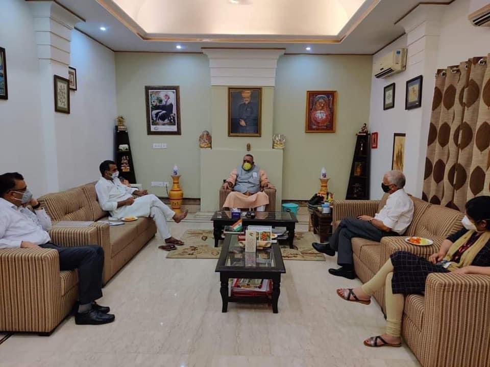drsanjeevbalyan's tweet photo. आज जे के ट्रस्ट दिल्ली द्वारा विकसित आइवीएफ वैन एवं आईवीएफ तकनीक की विशेषताओ के बारे में आदरणीय श्री गिरिराज सिंह जी @girirajsinghbjp के साथ मीडियाकर्मियों को आम जन की जागरूकता के लिए जानकारी दी। https://t.co/WSsFO3impF