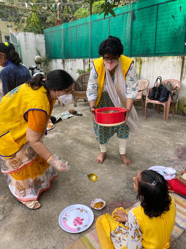 Jaeya_Mishr's tweet photo. #HungerReliefProject by #LionsPatnaFemina commemorating the sudden demise of Abhishek Jha , son of our Club member n treasurer Mala Jha. Lunch organised for 75 inmates of Shanti Kutir.God bless them all.May Abhishek's pious soul RIP .
@INCBihar @MahilaCongress @LambaAlka https://t.co/3wh4UU1Esx