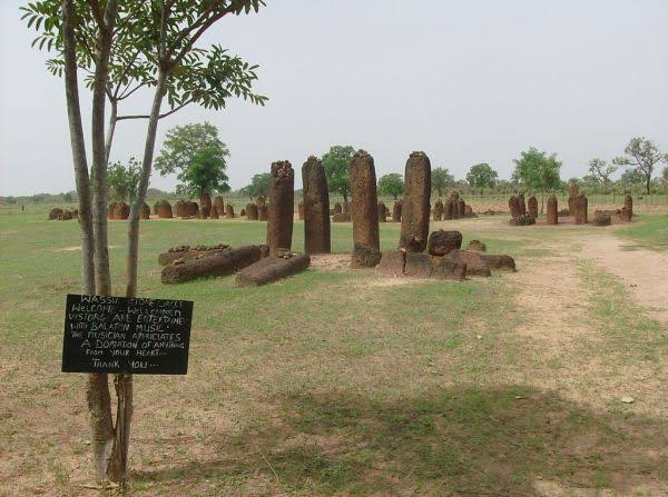 The people of this area of West Africa also set up megalithic monuments and burial markers. Circles were formed some 8 metres (26 ft.) in diameter using stones up to 4 metres in height.