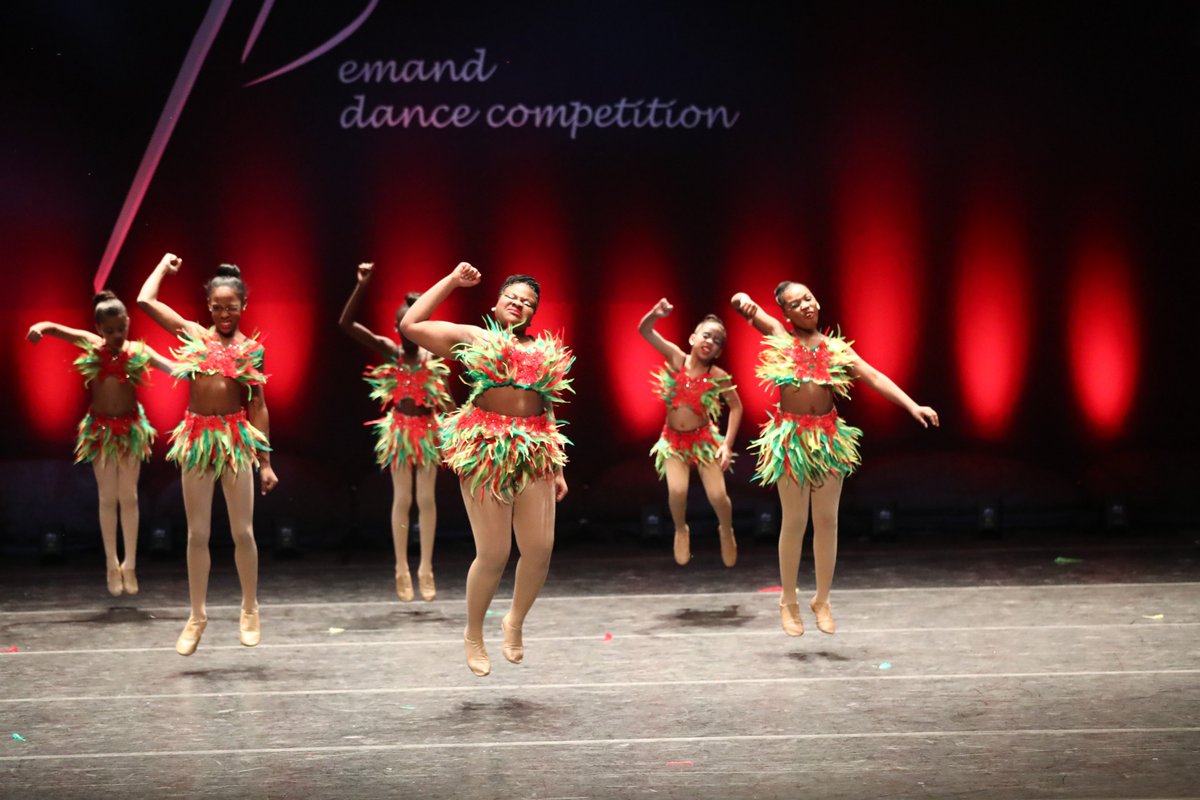 MakingMovesDC's tweet image. When it&apos;s Friday AND the last day of Summer Intensive! 🎉 #TeamMMDC