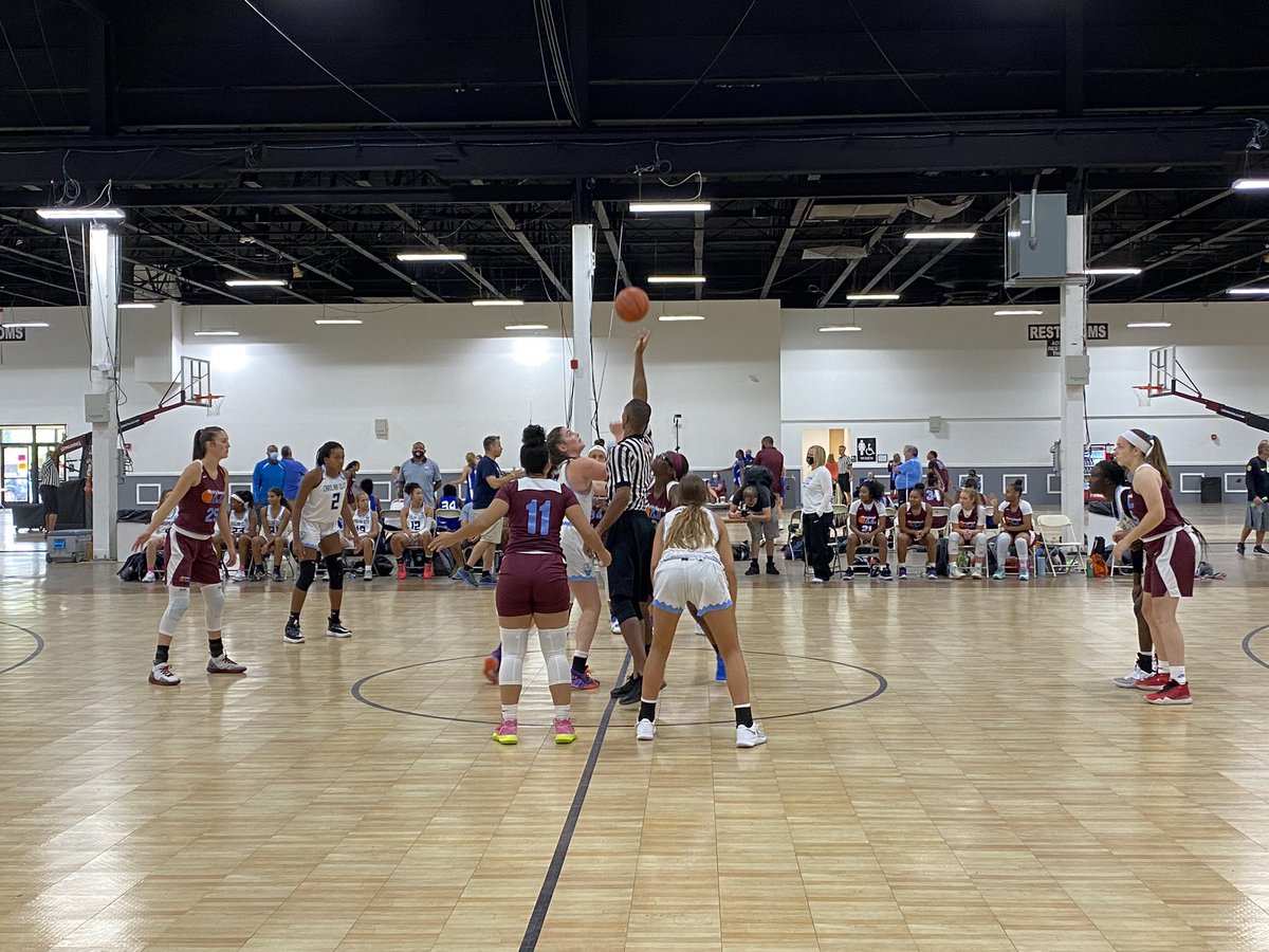 Awesome matchup between <a href="/carolinaeliteBB/">Carolina Elite</a> &amp; <a href="/MDBelles2021/">Maryland Belles 2021</a> getting ready to start here at <a href="/USJN/">USJN</a> #DCNationals 🔥🔥