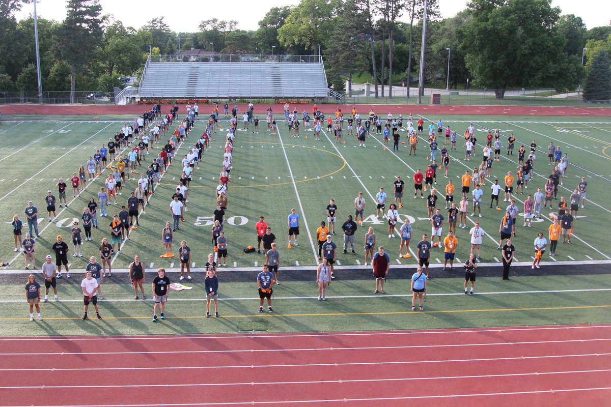 DoaneUniversity's tweet photo. It took a change of scenery to ensure proper physical distancing, but this year's class photo still turned out great.

Introducing the Doane University Class of 2024! #GoDoane https://t.co/E887rFkW5K