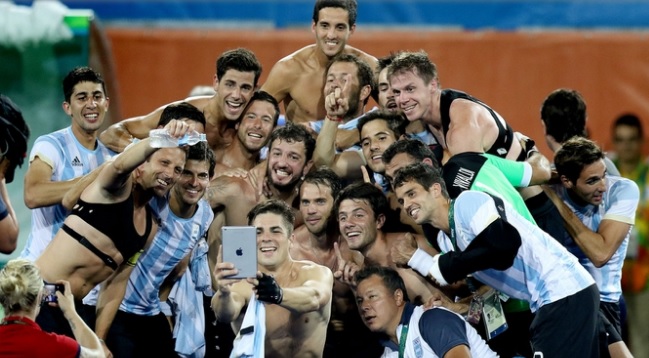 instintoamateur's tweet photo. ¡Escuchá! #HomenajeEnSonidos #LeonesDeOro 

#Podcast

Cc @ArgFieldHockey @LosLeonesHockey @enardinfo @DeportesAR 

🎙️📻📱💻
vía @provincia1270  #spreaker https://t.co/Bv4lsksvFs https://t.co/GnumX4cQsx