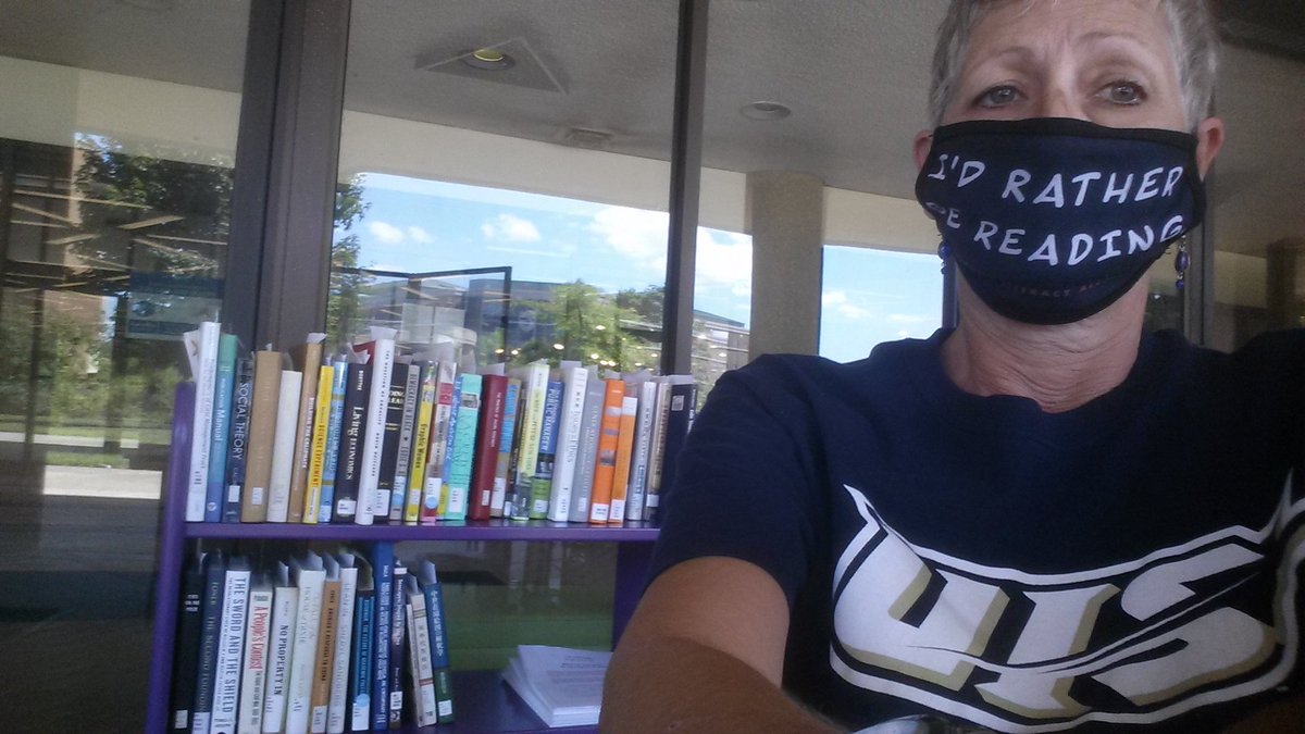 UISLibDean's tweet photo. Beautiful day on campus to be working #BrookensLibrary Grab and Go service. It's Friday so #WeWearBlue #WeAreStars #UISedu #TrustYourLibrarian https://t.co/rNEyMZRw3T