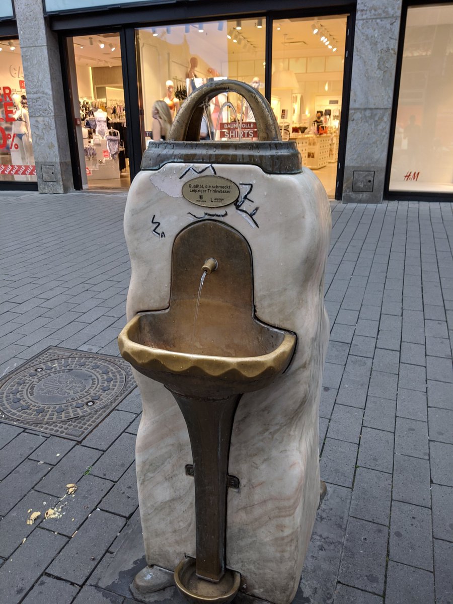 Bei heute 35°C in <a href="/StadtLeipzig/">Stadt Leipzig</a> mehr als beliebt: Trinkwasserbrunnen der <a href="/SWLeipzig/">Leipziger Stadtwerke</a> 🤤💧