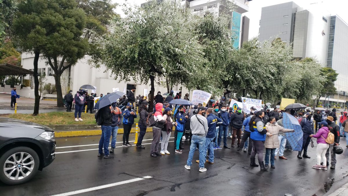 complicefm's tweet photo. Carlos Calvache, representante de 450 proveedores del Estado Central, realizaron un plantón en las ciudades de Quito, Guayaquil y Cuenca para solicitar a las autoridades nacionales la cancelación de $15 millones de dólares que se adeuda por diversas prestaciones realizadas. Hilo. https://t.co/kfwsBG3VhT