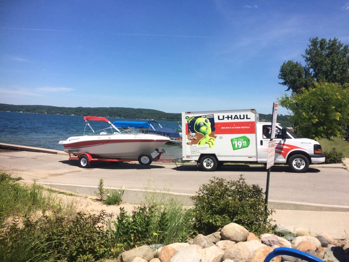 Have a boat? Our truck fleet is equipped with a #trailerhitch. For those called by the #ocean more frequently, we offer hitch installations. 😉 uhaulco.com/HMxS50AvrkU #boating