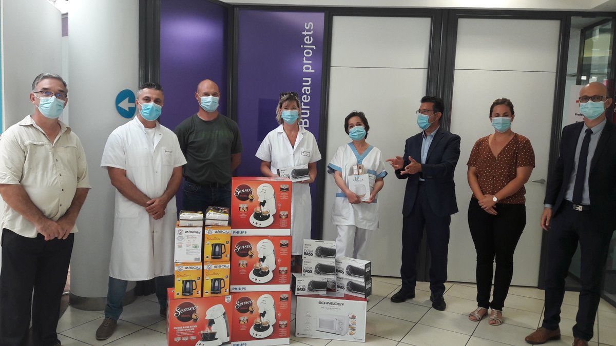 Un immense #Merci au Crédit Mutuel du Sud Ouest #Bergerac pour cette belle mobilisation de #soutienauxsoignants. Ce soir, remise de matériels destinés à améliorer le confort quotidien des équipes du <a href="/CH_Bergerac/">Centre hospitalier Samuel Pozzi Bergerac</a>. Merci et 👏👏 à S. Cantarelli d'avoir lancé cette initiative.