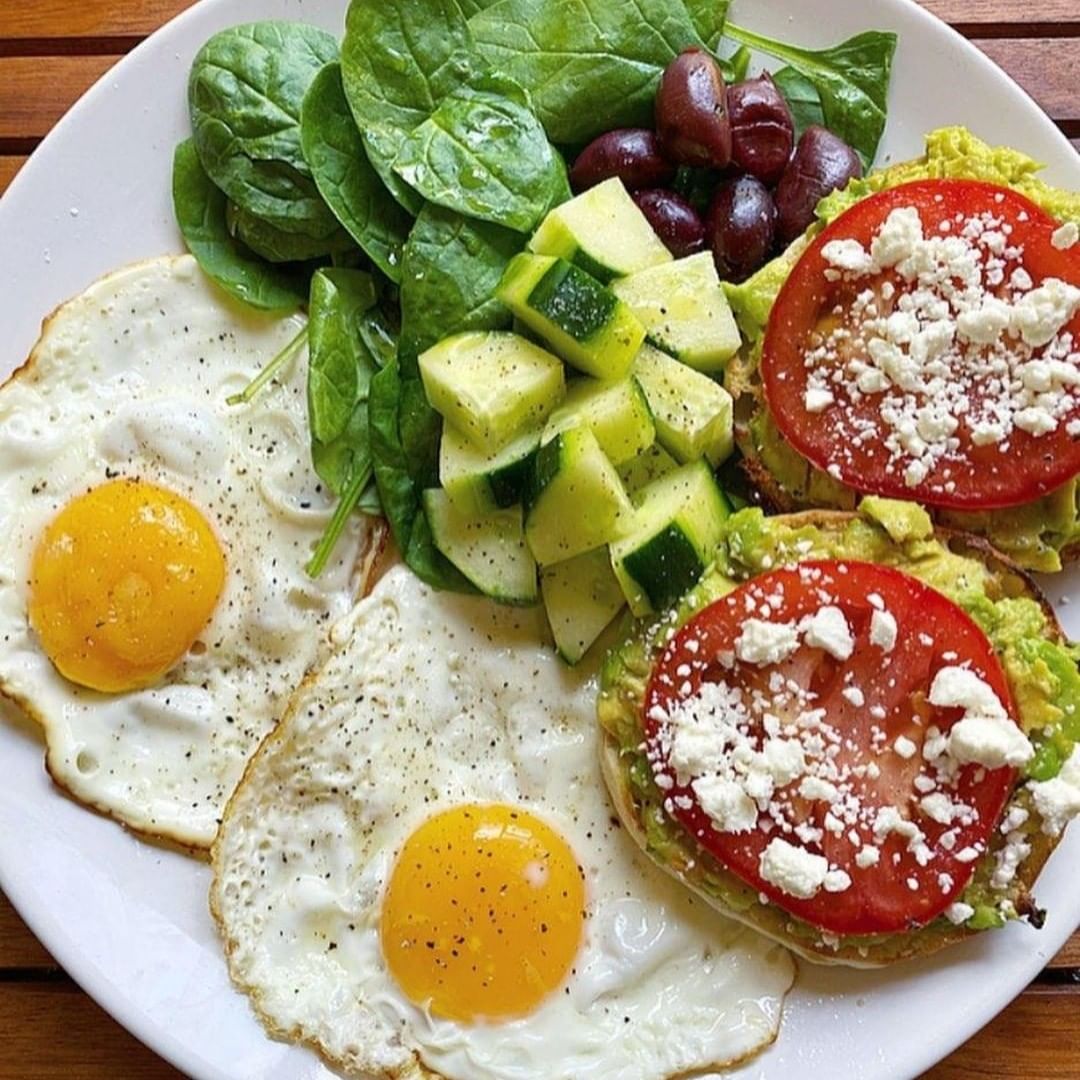 eBuyingGuideIn's tweet image. roasted English muffin with mashed avocado 🥑 , tomato 🍅 and goat cheese crumbles with two fried eggs 🍳 cooked in avocado oil, spinach 🍃, cucumbers 🥒 and olives.

*****
 while doing keto while so many others fail miserably!!!
bit.ly/yourKetoResour…