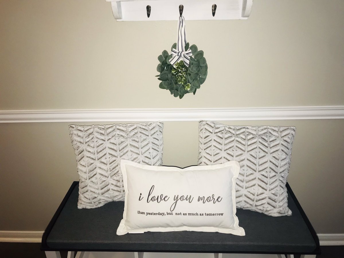 sarinamarie_'s tweet photo. Finally after months of looking for an entry bench for my house, I finally found one and I looovvee it. Just need fillers! https://t.co/tGzWTeK05M