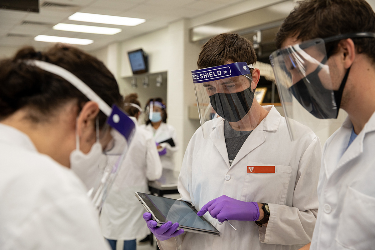 VaMdVetMed's tweet photo. Oh, how we've missed our #DVM students … but now that they're back, it has been an incredible two weeks! Here, in accordance with #VaMdVetMed's policy restricting class size, pods of four #Classof2023 2023 students are taught by Fawzy Elnady, associate professor of #anatomy. 😍 https://t.co/5faXHzXWZz