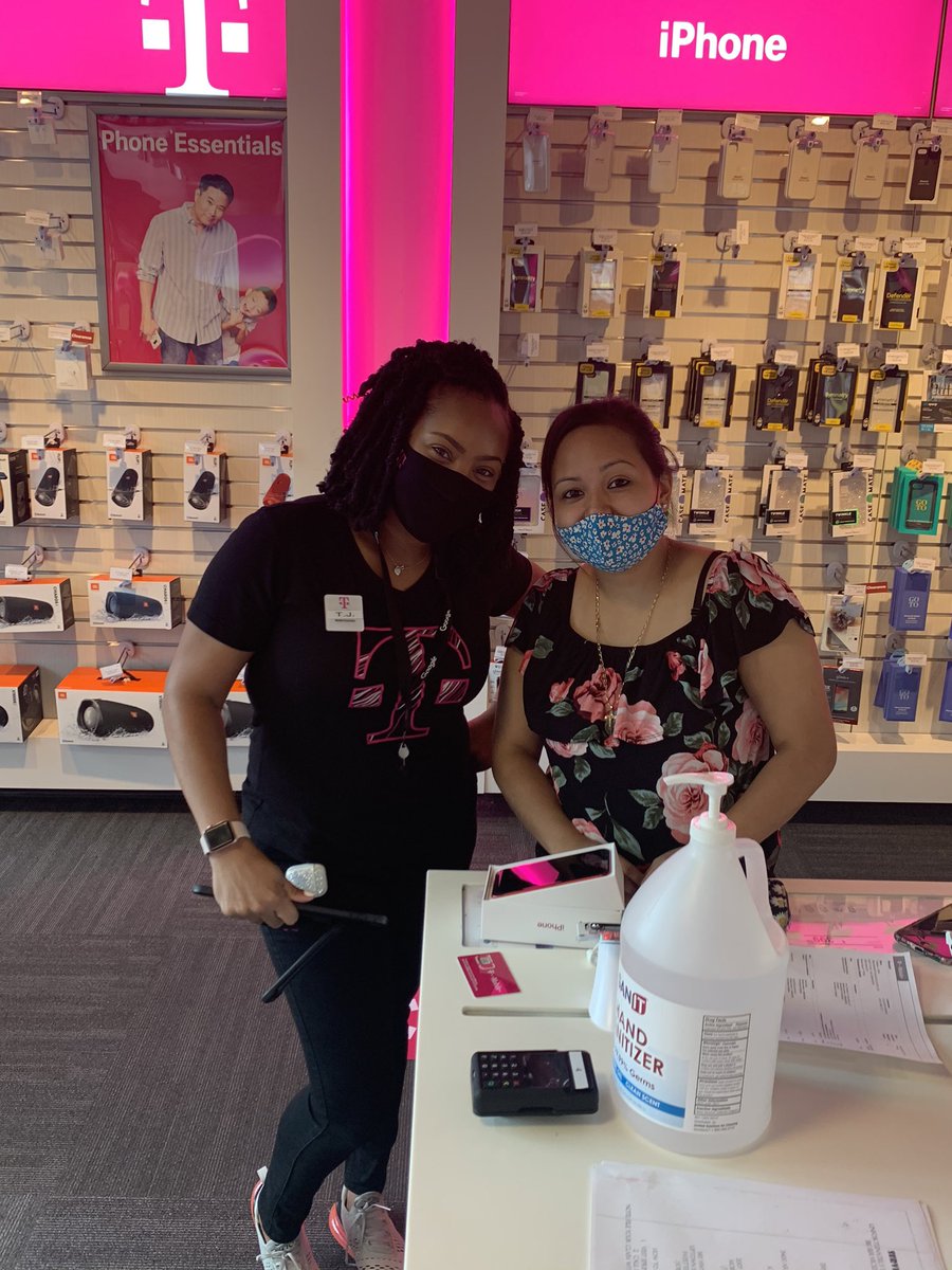_timothywidener's tweet photo. Spotted more superSHEros today!! All from different stores coming together to help our highest volume store open &amp; #1 in our Customer’s Hearts on launch day! 🎉 So thankful for them! #OneTMoSouth #SavageNation @HollyJoyRamos @TracyNolan_ @bnash001 https://t.co/pfrsyu60zO