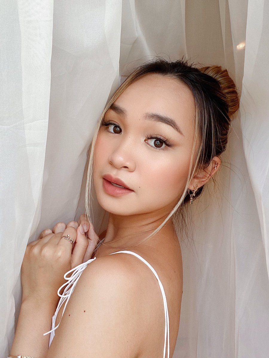 lisaxphan's tweet photo. ringing in the new semester with clean beauty products from @sc 🌿✨ watch my new COLLEGE PREP video where i take you guys along in dorm shopping, a grwm, and move-in plans💞 #sephoracollection #beautyuncomplicated #ad https://t.co/5xEUYkVo2z https://t.co/y8HjuJ5v9b
