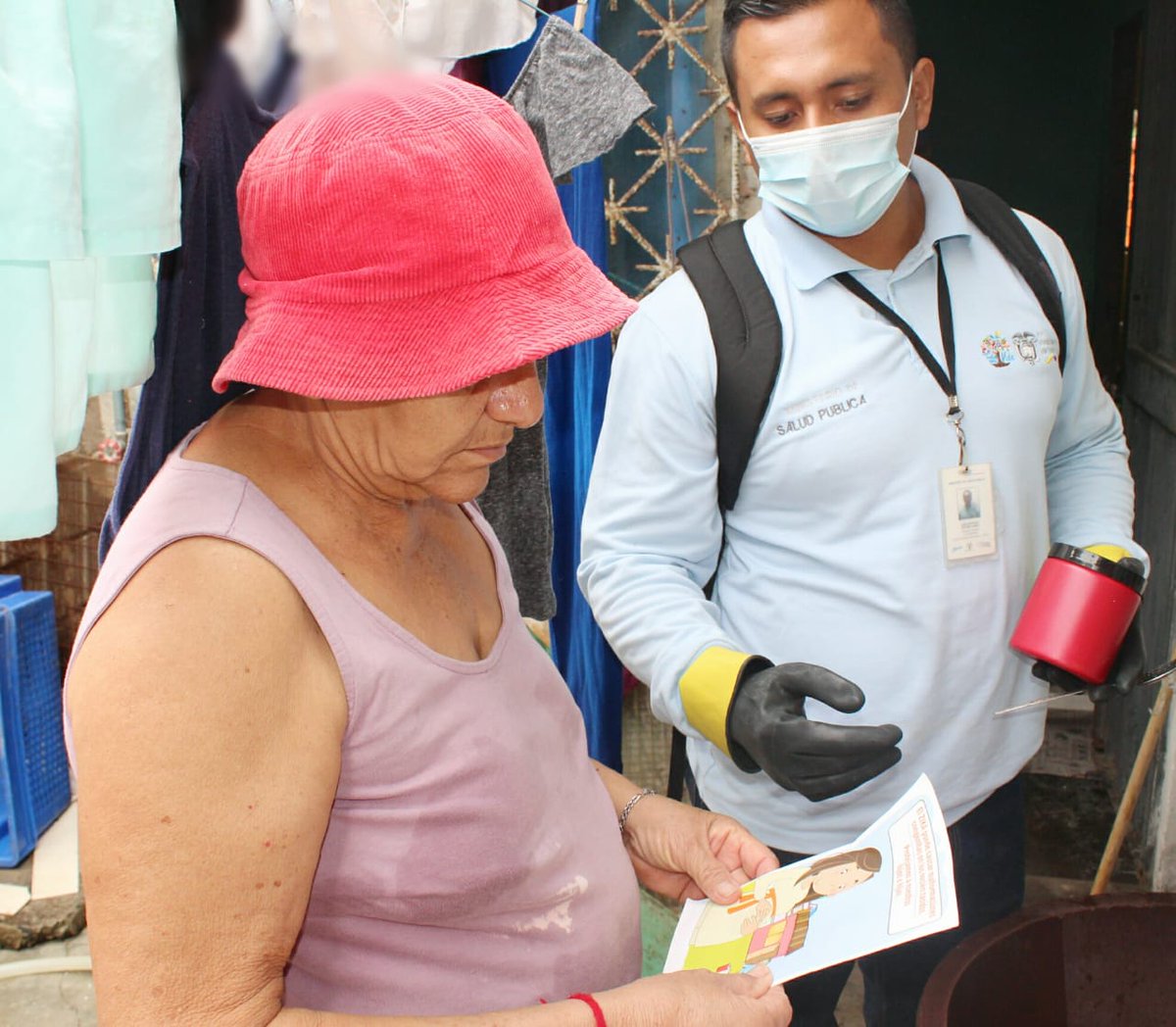 DPS_LosRios's tweet photo. #Guayas | En barrio San Jacinto, del cantón Playas se realiza abatización, destrucción de criaderos de mosquitos, colocación de afiches y conversatorios como medidas indispensables para prevenir el dengue y promover hábitos que contribuyan a precautelar la salud de la comunidad. https://t.co/LzXpjqJWx2