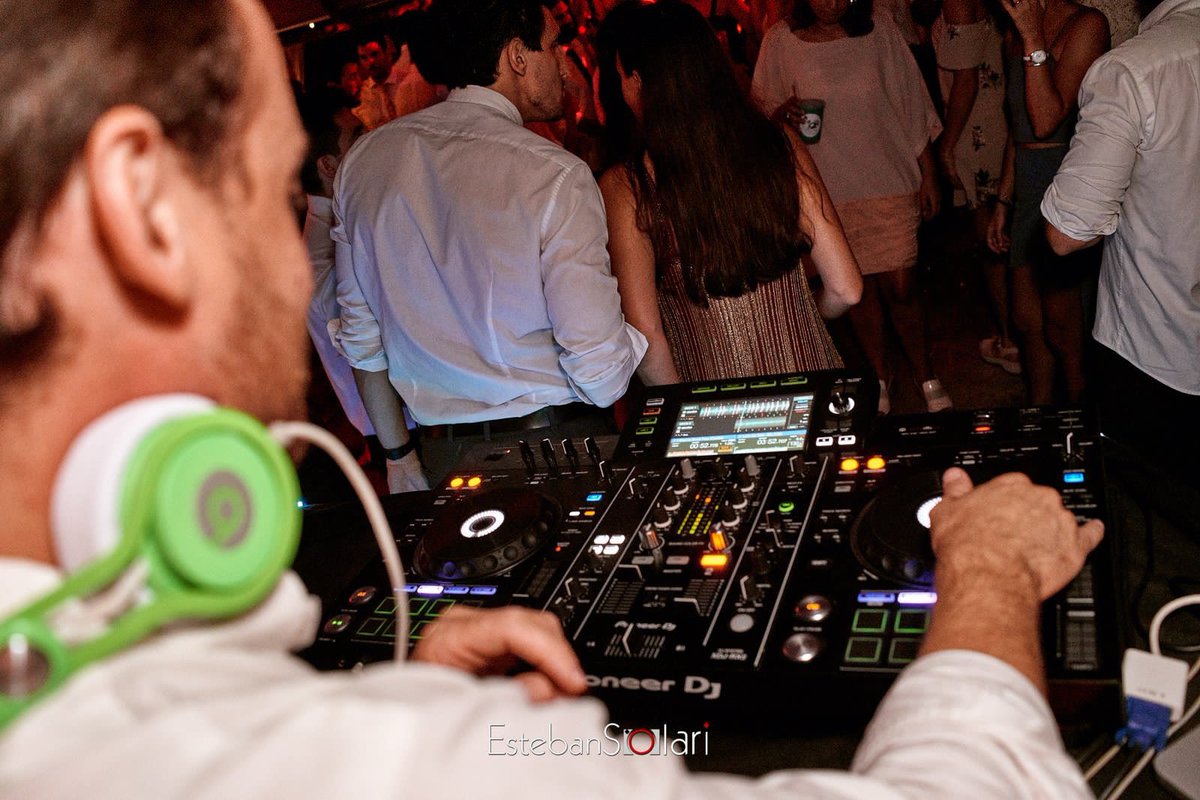 StarNightDisco's tweet photo. ⚡️¡Deseando volver a los nochones! Parece que el 2️⃣0️⃣2️⃣1️⃣ se viene con tutti, tenemos la agenda abierta para fiestas de 16 años, 15 años y casamientos! 
📲Escribinos al 098286404 y reservá. https://t.co/QroWzjeDQa