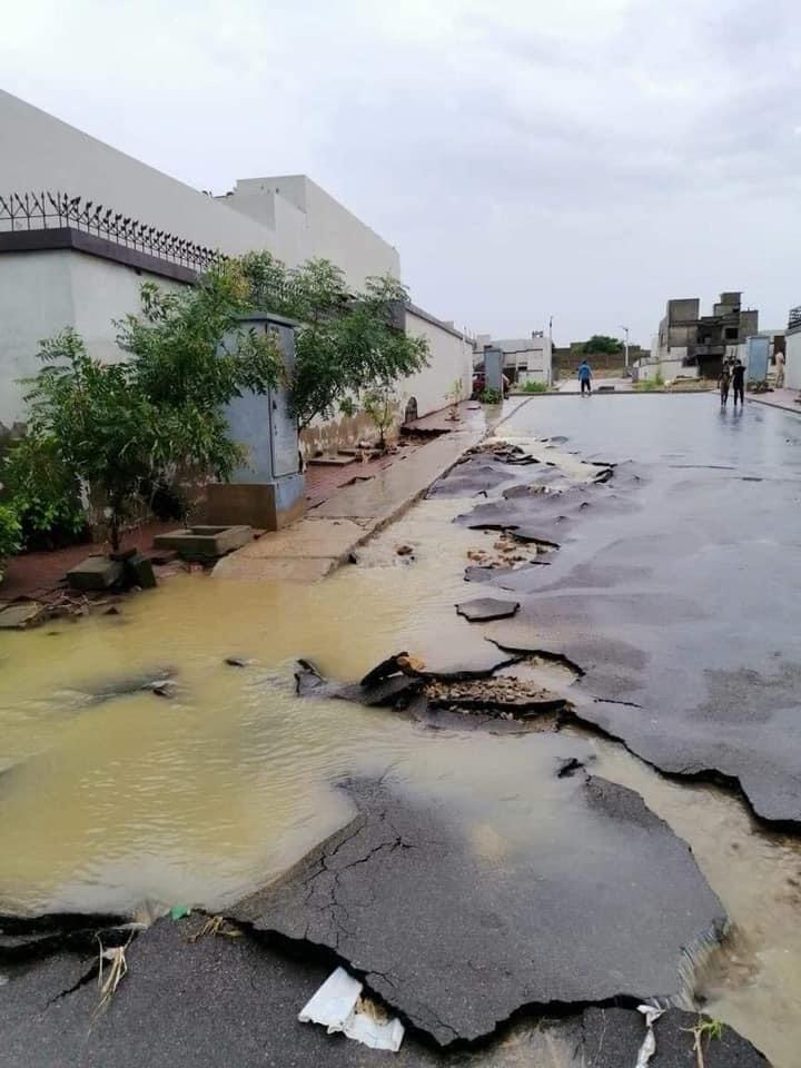 Ahsankhanuk's tweet photo. Everytime it rains Karachi is like these pics hit by lightning and no one to take care of it...roads flooded cars adrift...can't believe what we are reduced to here in this city. https://t.co/TjPxYJ0aHW