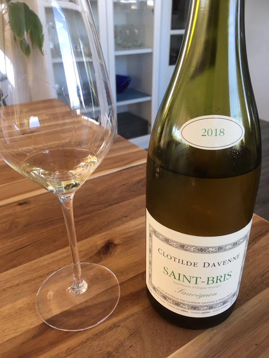 Trick question: where can you find a quality wine from Burgundy with the grape variety on the label??? 😜 
Was given this Saint Bris by D to blind taste, I didn’t pick up the Sauv Blanc at all and called it a Silvaner. There’s no grass, just elegant gooseberry &amp; white apple 😋 -J
