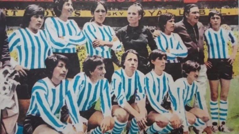 Facundo_Moyano's tweet photo. En conmemoración a estas pioneras, que el 21 de agosto de 1971 lograron su 1º triunfo y golearon 4-1 a Inglaterra en el mundial de México, hoy se celebra en la Argentina el día de la futbolista femenina.

¡Gracias a ellas por su coraje y perseverancia! ¡Feliz día! https://t.co/HwpZE7nMDu