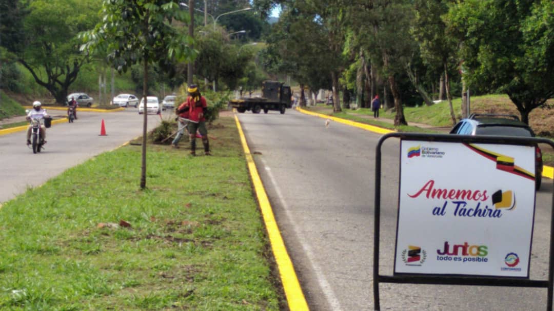 Silfredo_SC's tweet photo. #Ahora || 🚧 Seguimos dando mantenimiento a las principales avenidas de la capital tachirense #Hoy despliegue en la Av Simón Bolívar ( Marginal del torbes ) llevando el ornato y cuidado a nuestra entidad #AmemosAlTachira @FreddyBernal #JuntosTodoEsPosible https://t.co/5Dy9ePwllg