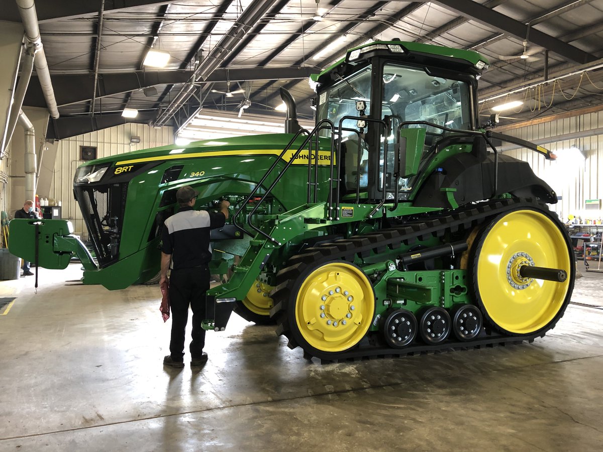 TrueNorthEquip's tweet image. It's so shiny! This newly redesigned 8RT at our Grafton store is getting it's pre-delivery inspection before heading out to its new owner! #johndeere #truenorthequipment #8RT